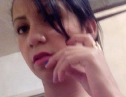 Vazou morena peituda tirando fotos selfie peladinha no espelho