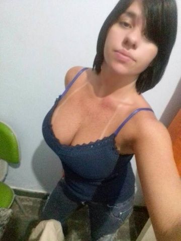 Gostosa peituda e bunduda tirando fotos peladinha no banho - RJ