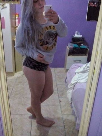 Loirinha branquinha tirou selfies mostrando pepeca molhada RS