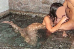 Chupando na piscina