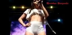 Video Anitta gostosa dançando de shortinho curto marcando o pacote durante show